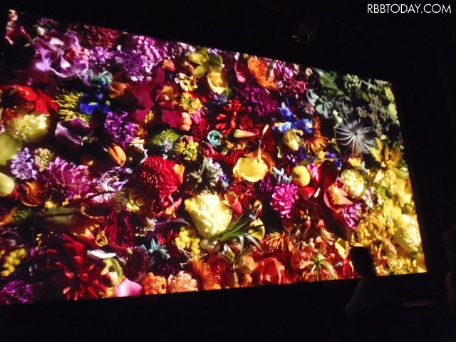 8Kスーパーハイビジョンプロジェクターで、色鮮やかな花々をスクリーンに表示