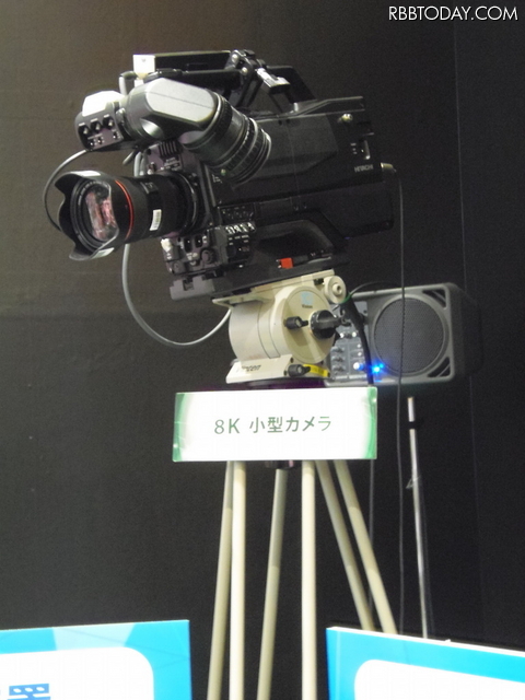 小型化された8Kカメラ。高画質デモザイキング装置とセットで使う