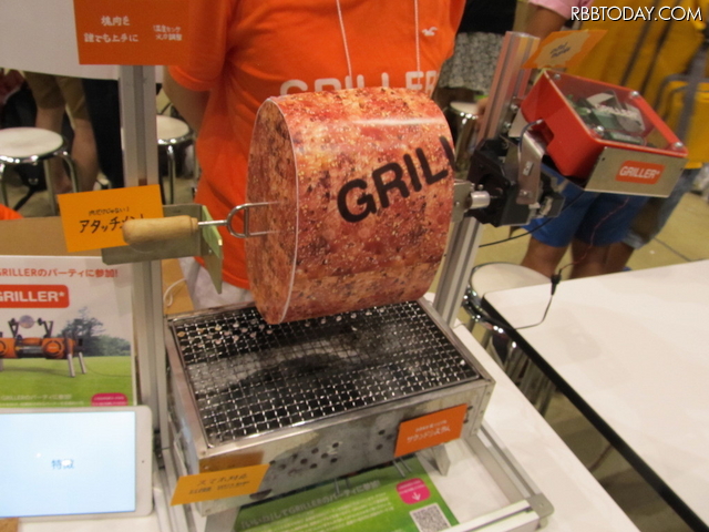 肉塊を焼く究極のBBQマシーン「GRILLER」。肉の表面と内部の温度を監視し、最適な焼き具合になるとスマートフォンに通知