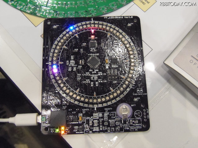 来場者が製作したLED電子時計。魔法の大鍋が、一昨年のイベントで販売したもの。円周上のLEDが一秒ごとに点灯しながら移動する