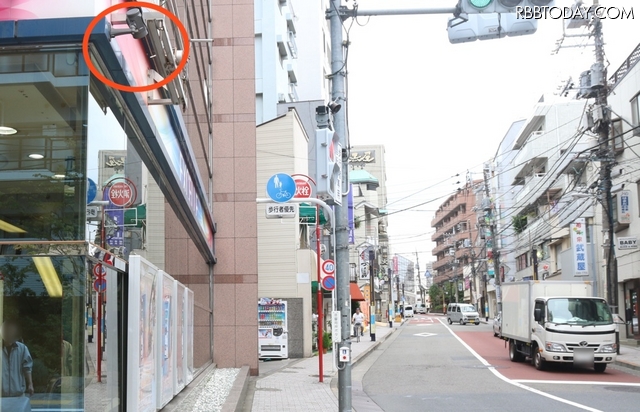 弥生町二丁目の交差点にあるパチンコ店の防犯カメラ。はす向かいのコンビニの入り口にもドーム型カメラが設置されていた（撮影：防犯システム取材班）
