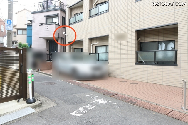 事件現場となったマンションに設置された防犯カメラ。目立つ場所にあり一定の抑止効果が期待できる設置（撮影：防犯システム取材班）