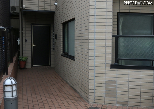 事件現場のマンションのエントランス。敷地外から確認した範囲では別の防犯カメラは見当たらなかった（撮影：防犯システム取材班）