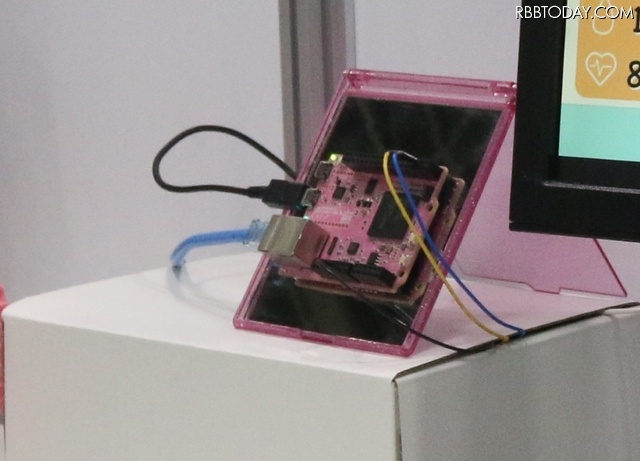 「ARM Cortex-Aシリーズ」を搭載した世界初のmbed対応ボード「mbedボード　GR-PEACH」。環境の見守りとコントロールを実現する（撮影：防犯システム取材班）