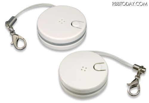 紛失防止タグ2個セット「REX-SEEK2-W」の本体。ストラップ付きなので、カバンやポーチ、カギなど様々なものに取り付けることができる。タグ自体のボタンを押せば、スマホを鳴らすこともできる（画像はプレスリリースより）