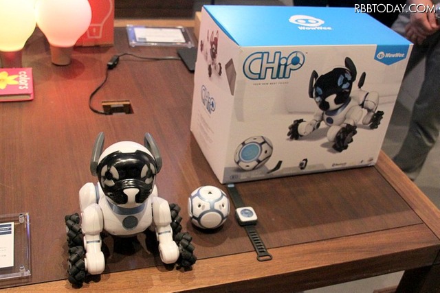 芸をさせることができる、子犬型ロボット「MeetCHiP」