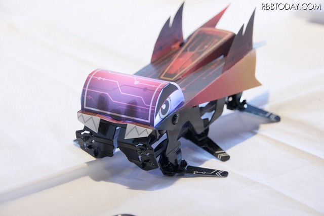 米Dash Robotics社の「KAMIGAMI ROBOTS」。昆虫や爬虫類の動きを再現したラジコン製品で、スマホで操作できる