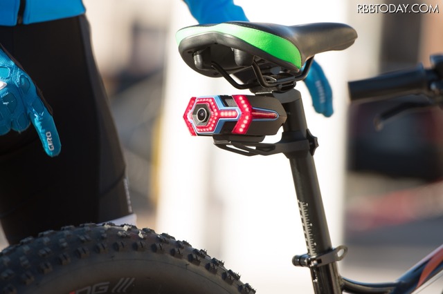自転車のウィンカーからカメラまで複数機能搭載！スマホアプリ連動の「Hexagon」登場