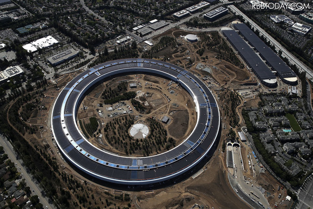 Appleの新社屋「Apple Park」。巨大な円盤型の社屋の奥に併設されている丸い建物が「Steve Jobs Theater」（C）Getty Images