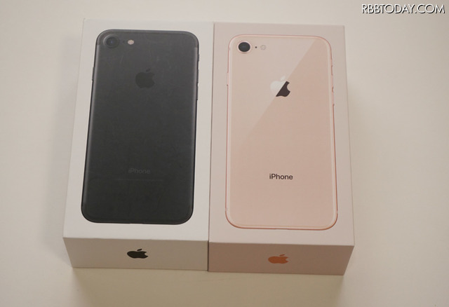 iPhone 8のゴールドは箱の色も淡いピンク色になった。本体のリアパネルにハイライトしたデザインは左側のiPhone 7と一緒だが、iPhone 8はガラス素材であることを強調するために表面を光らせたようなエフェクトを加えている