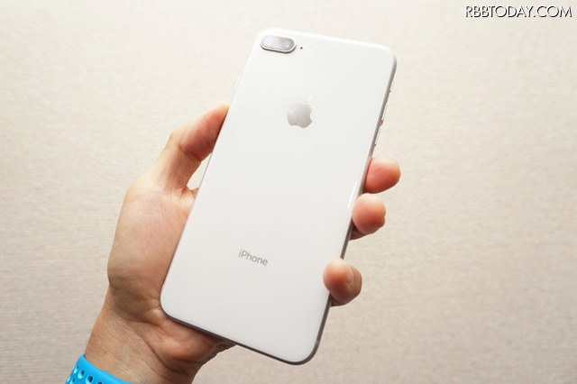 iPhone 8 Plus/シルバーの本体背面。リアパネルはホワイトの地の上に強化ガラスを配置している。側面のアルミフレームがシルバーであるがゆえに、カラバリの名前をシルバーとしているのだろう