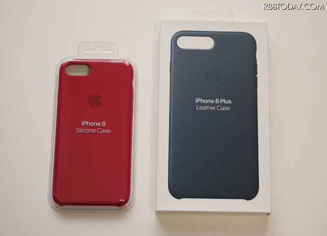 アップル純正のiPhone 8用シリコンケース（左）とレザーケース（右）を試した