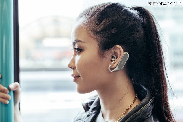 両耳に装着するスマートイヤホン「Xperia Ear Duo」