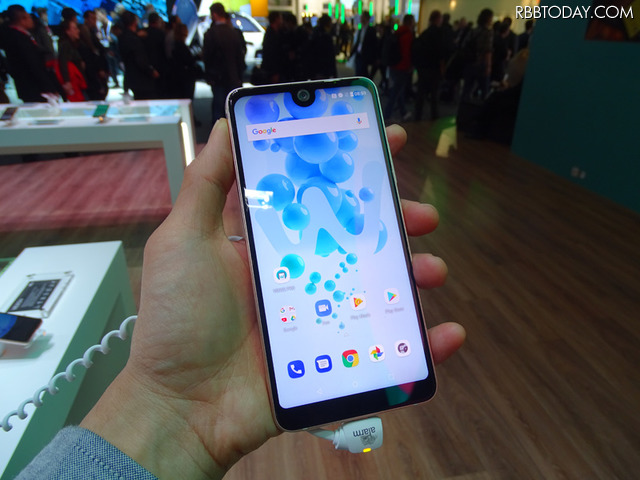 フロントカメラの周辺だけ切り欠いたWikoのスマートフォン