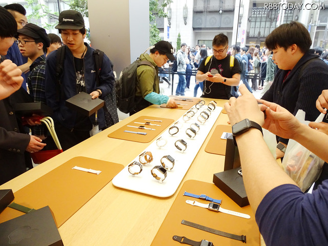 Apple Watchのフィッティングも盛況だった