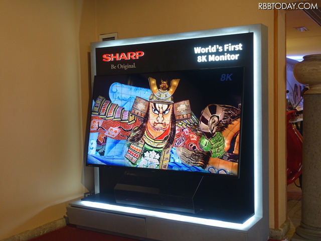 シャープはホテル内に8Kテレビを展示していた