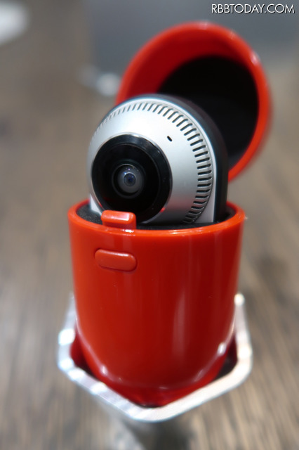 360 Camera専用のカプセルケースは本体とは別売。カラーはブラックとレッドが選べます