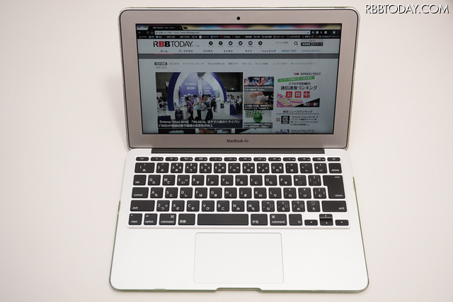 こちらは筆者が長年愛用している11.6インチのMacBook Air