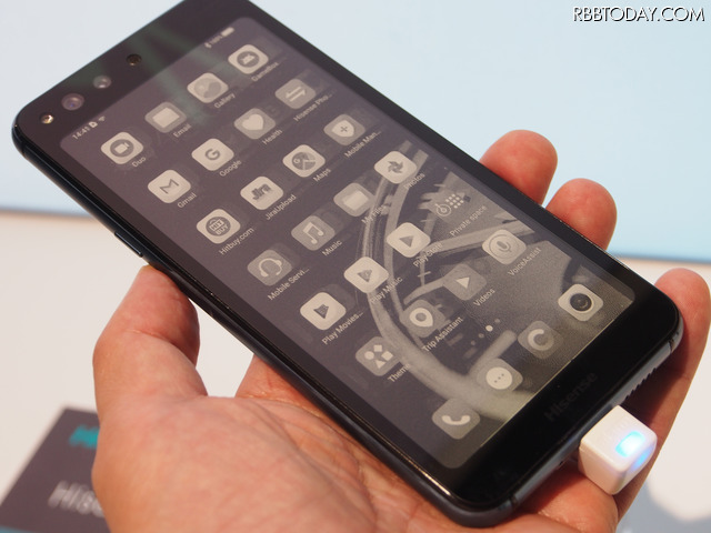 中国ハイセンスが液晶＋電子ペーパーの両面スマートフォンを発表